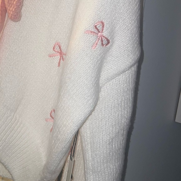 White and Pink Bow Sweater🎀 - Picture 2 of 3